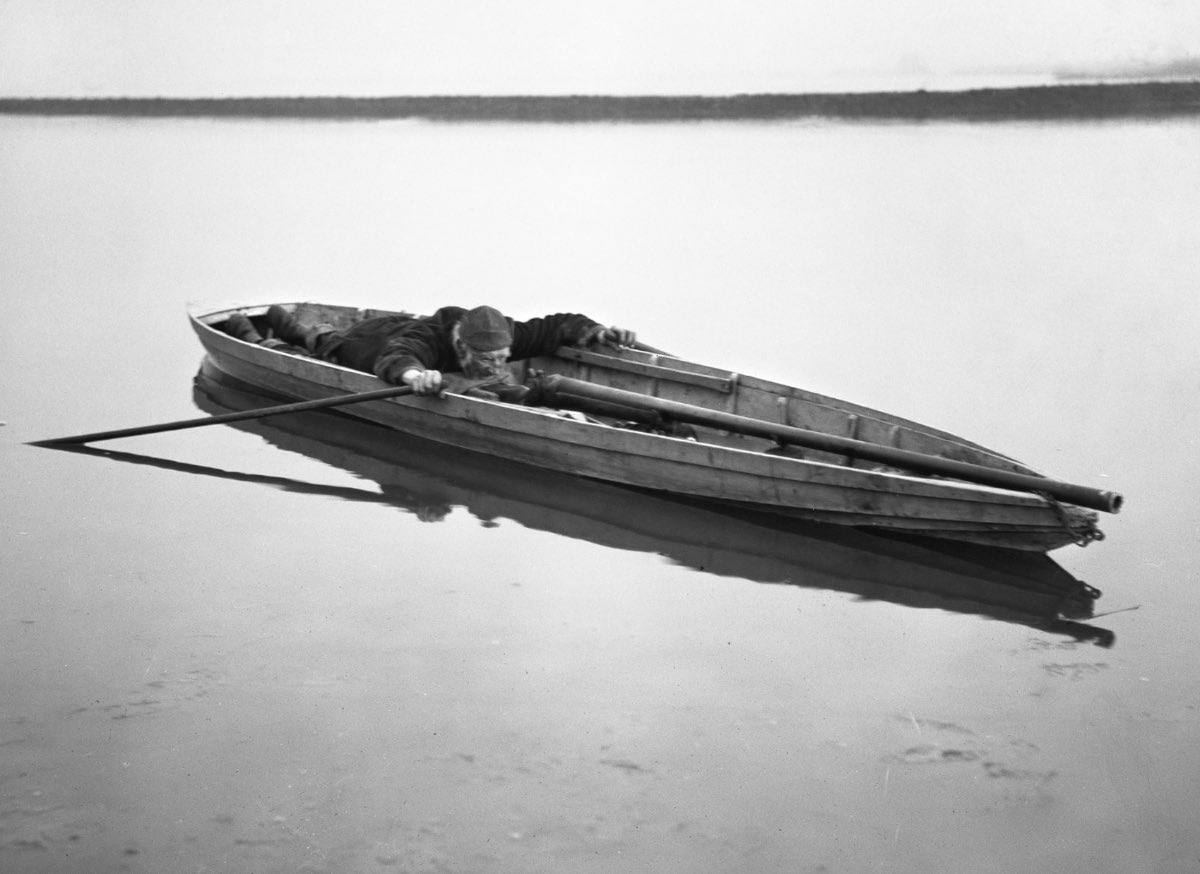 Уточница в плоскодонной лодке, 1910.jpg
