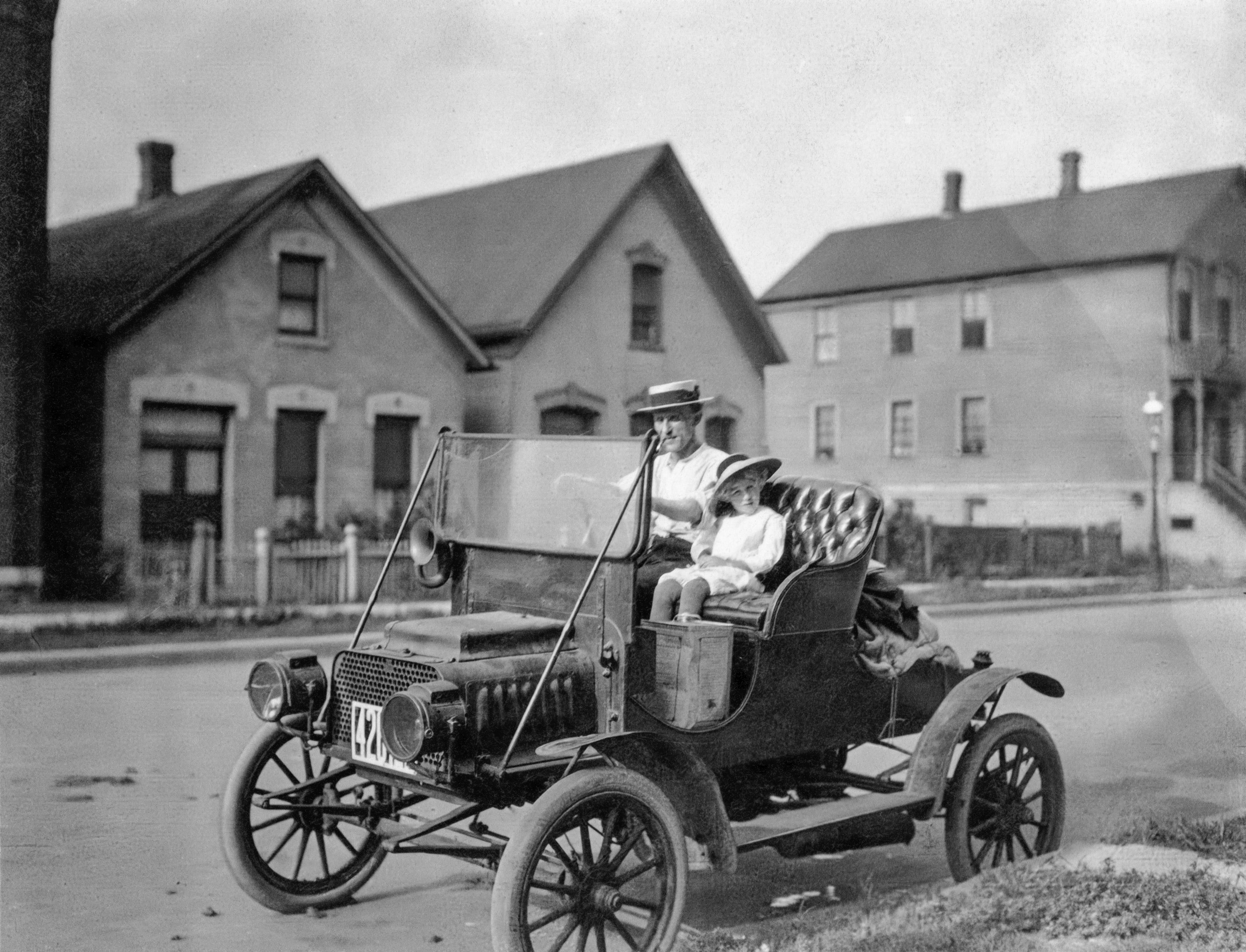 My grandpa and great-grandpa in 1912.jpeg