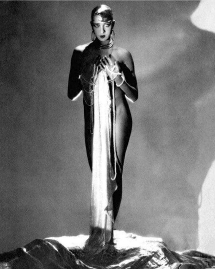 Josephine Baker, 1927.jpeg