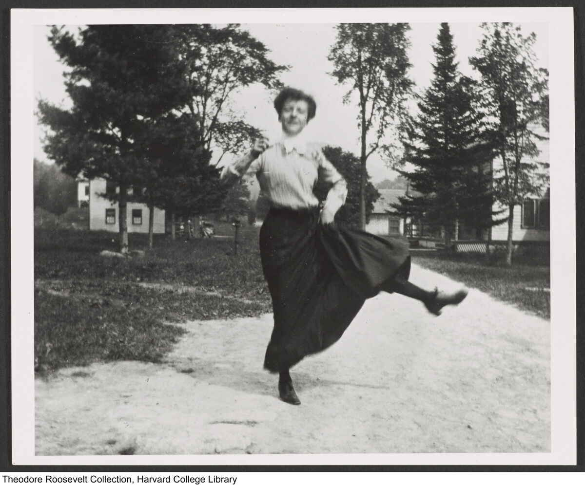 Alice Roosevelt Longworth, the eldest child of  Theodore Roosevelt, 1901.jpg