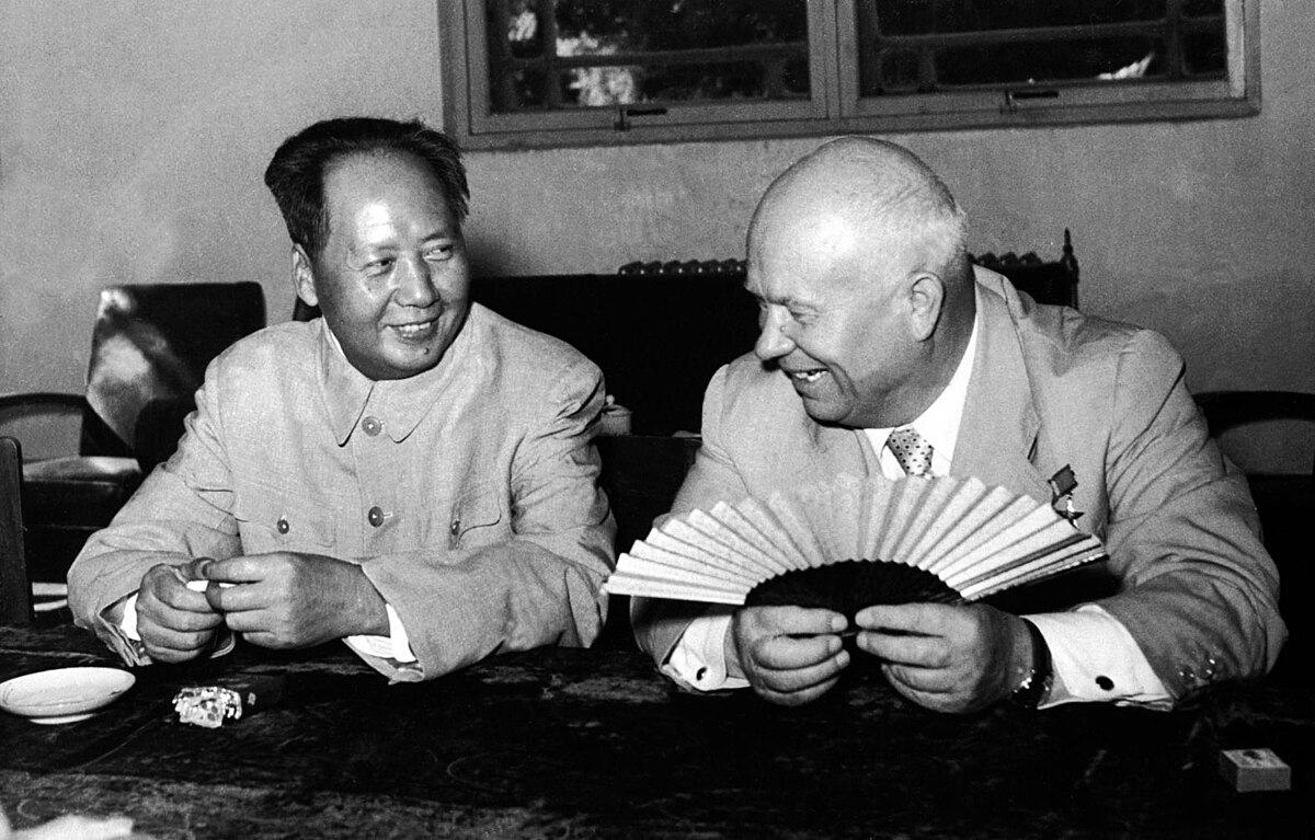 Mao Tsé-toung, portrait en buste, assis, faisant face à Nikita Khrouchtchev, pendant la visite du chef russe à Pékin.jpg