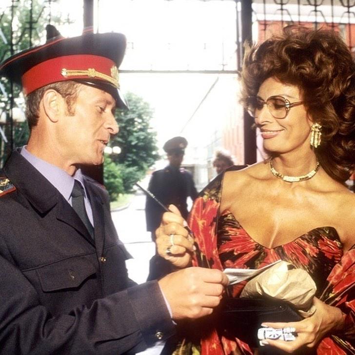 A policeman asks Sophia Loren for an autograph, 1991.jpeg