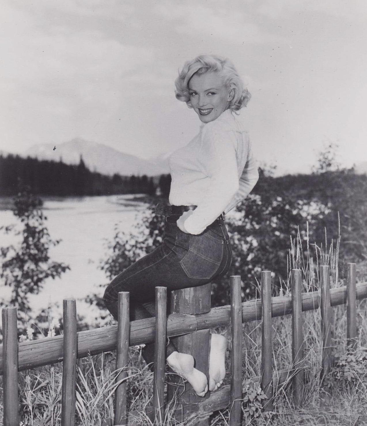 Marilyn Monroe in Banff, Alberta in 1953.jpeg