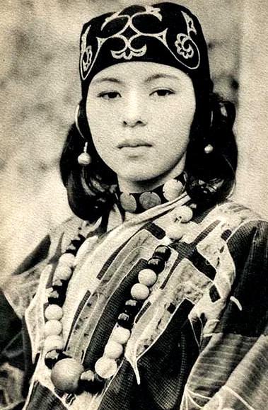 A portrait photograph of an Ainu woman (1920s).jpeg