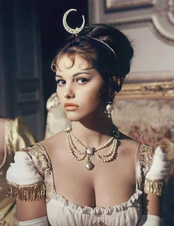 Claudia Cardinale, 1960 in La Bataiile d’Austerlitz.png