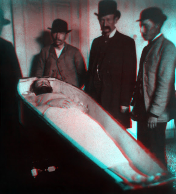 Stereoscopic image of the body of Jesse James in his coffin.jpg