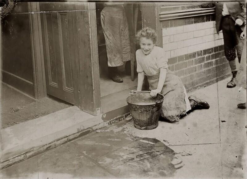 UK. A maid from East End, 1902.jpeg