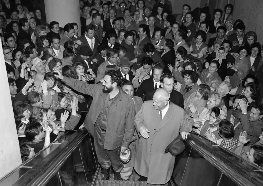 Ф. Кастро и Н. Хрущёв в московском метро, 1963.jpg
