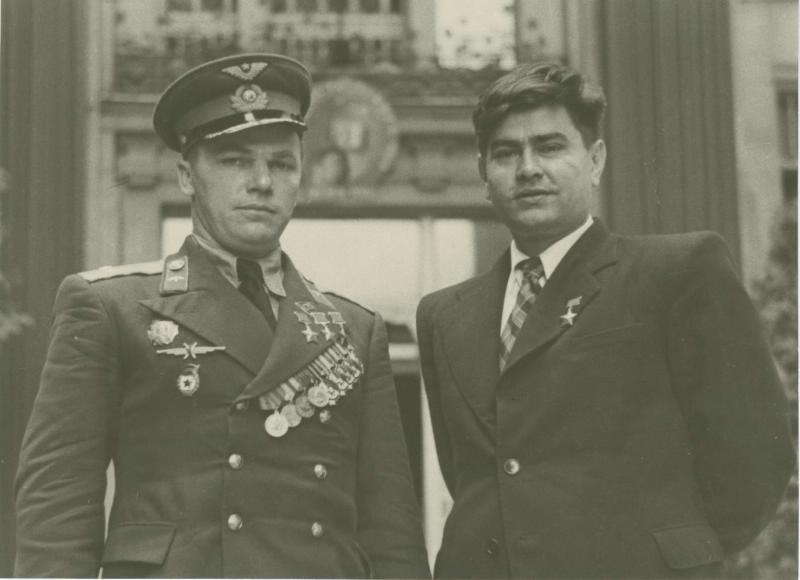 Герои Советского Союза Иван Кожедуб и Алексей Маресьев 1947.jpeg