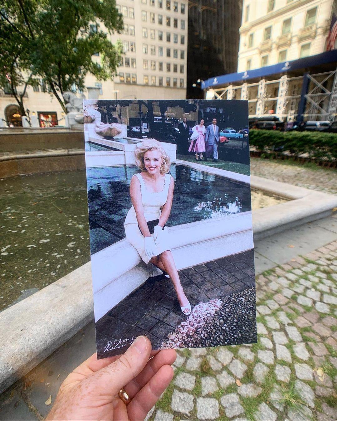 Marilyn Monroe at the Pulitzer Fountain in front of the Plaza Hotel in 1957 2.jpg
