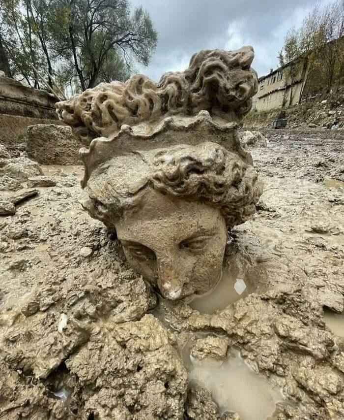A remarkable piece of history has resurfaced in Aizanoi, Greece, where part of a 2,000-year-old statue that is believed to represent Aphrodite, has been unearthed during ongoing excavations.jpeg