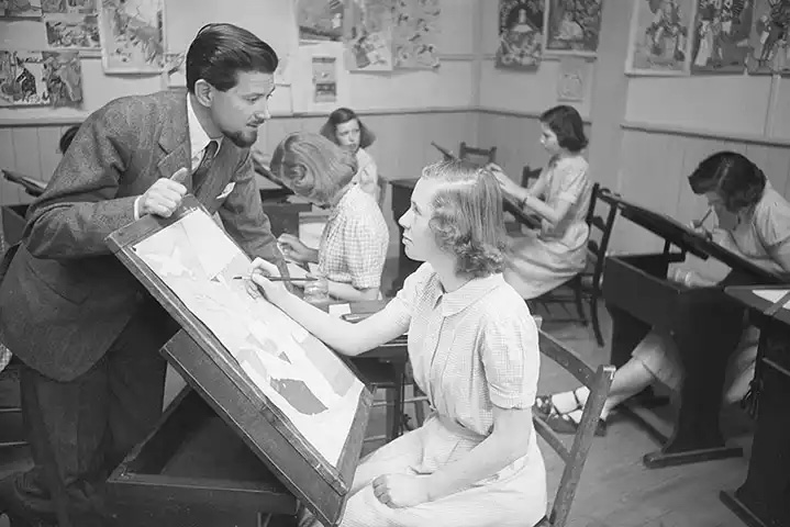 Searle-visiting-an-art-class-at-Acton-Reynold-girl's-school-near-Shrewsbury.-1950.jpg