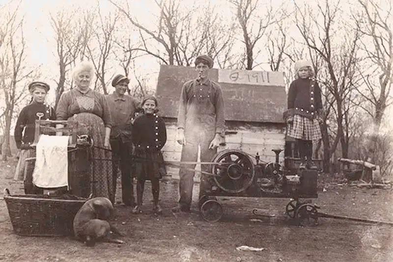 1911, South Ohio, machine-powered Washing Machine.jpeg