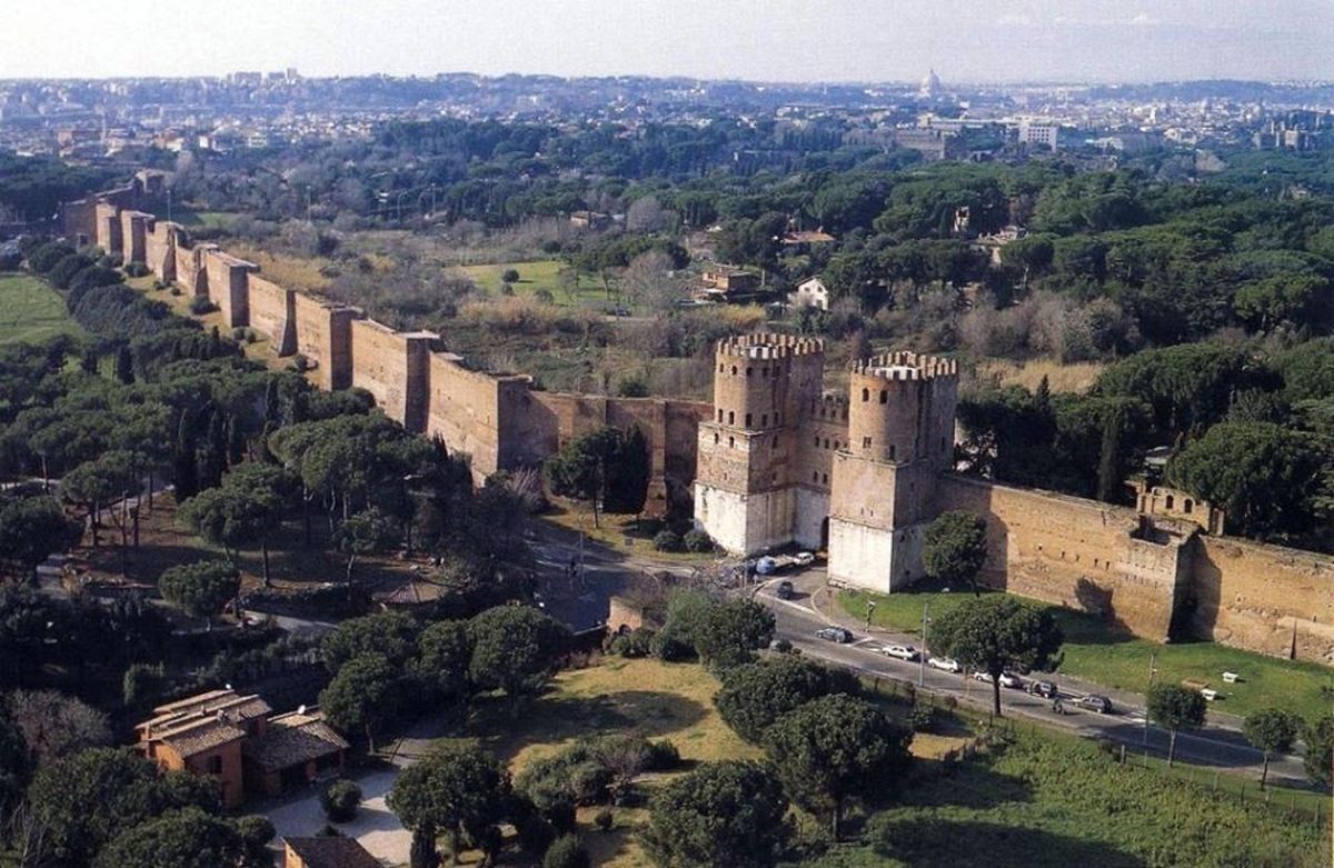 Aurelian Walls,  271-275 CE, supplement of the Servian Wall, 4th century BCE, built after the invasion of Gauls. Since then, the walls were used until the fall of Rome.jpg