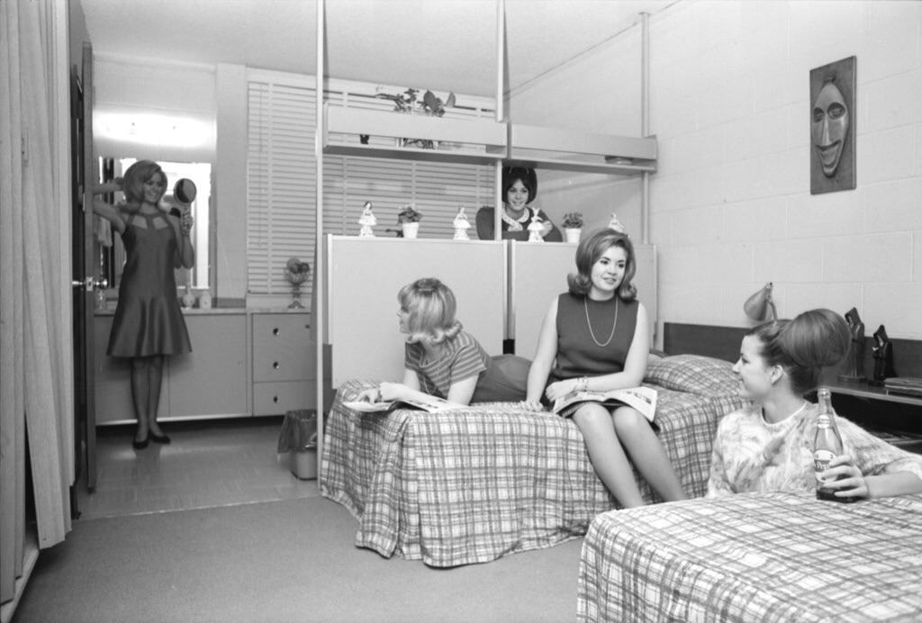 University of Texas girls in the dorm that is now the Pearl St. Co-op in Austin, 1966. The student standing at the far left is Farrah Fawcett.png