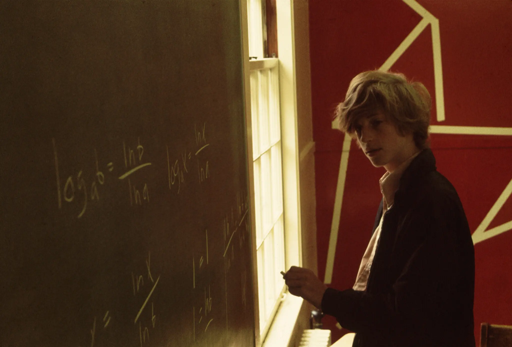 Bill Gates doing math on the chalkboard at high school in 1973.png