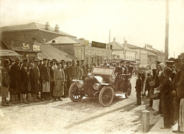 Car on Kazanskaya Street, Yelabuga, 1910.jpg