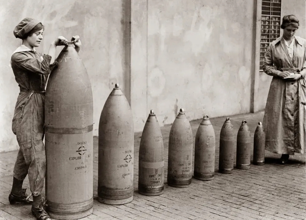 British factory workers during world war one (1914-1918).jpg
