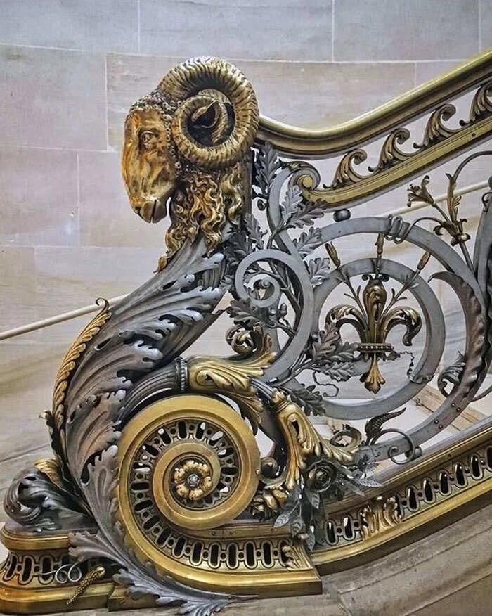 Замок Шантийи, Франция. Перила, сделанные в 1870 году братьями Моро по проекту Оноре Домье.jpg