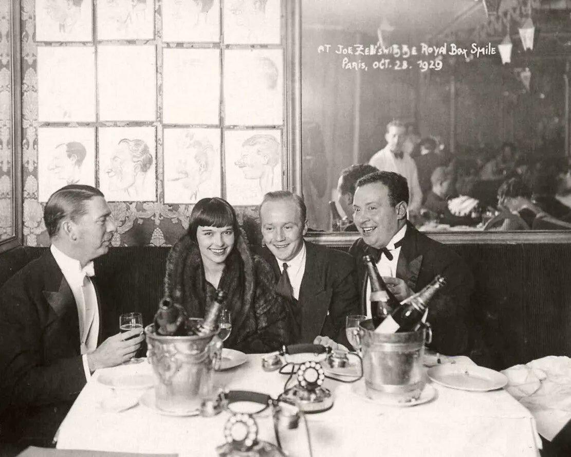Louise Brooks and friends in Paris, 1929.jpeg