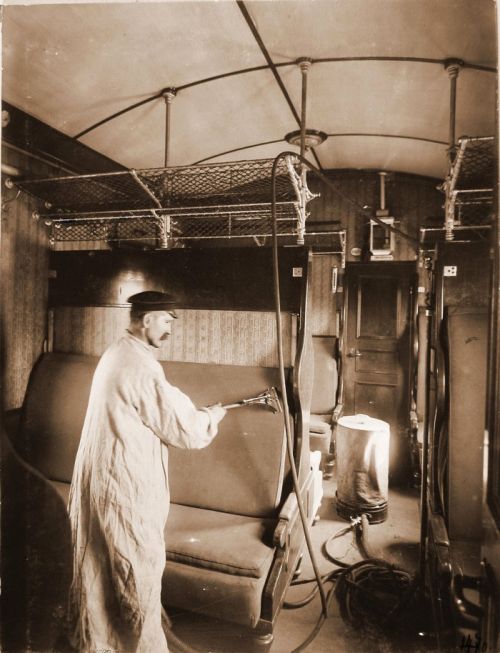Работник пылесосит вагоны II класса, С.П.В.Ж.Д., 1916 год, Российская Империя.jpg