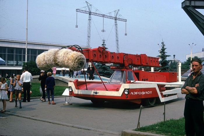 Машина для мойки внешних поверхностей самолетов на ВДНХ, 1969 год, Москва.jpg