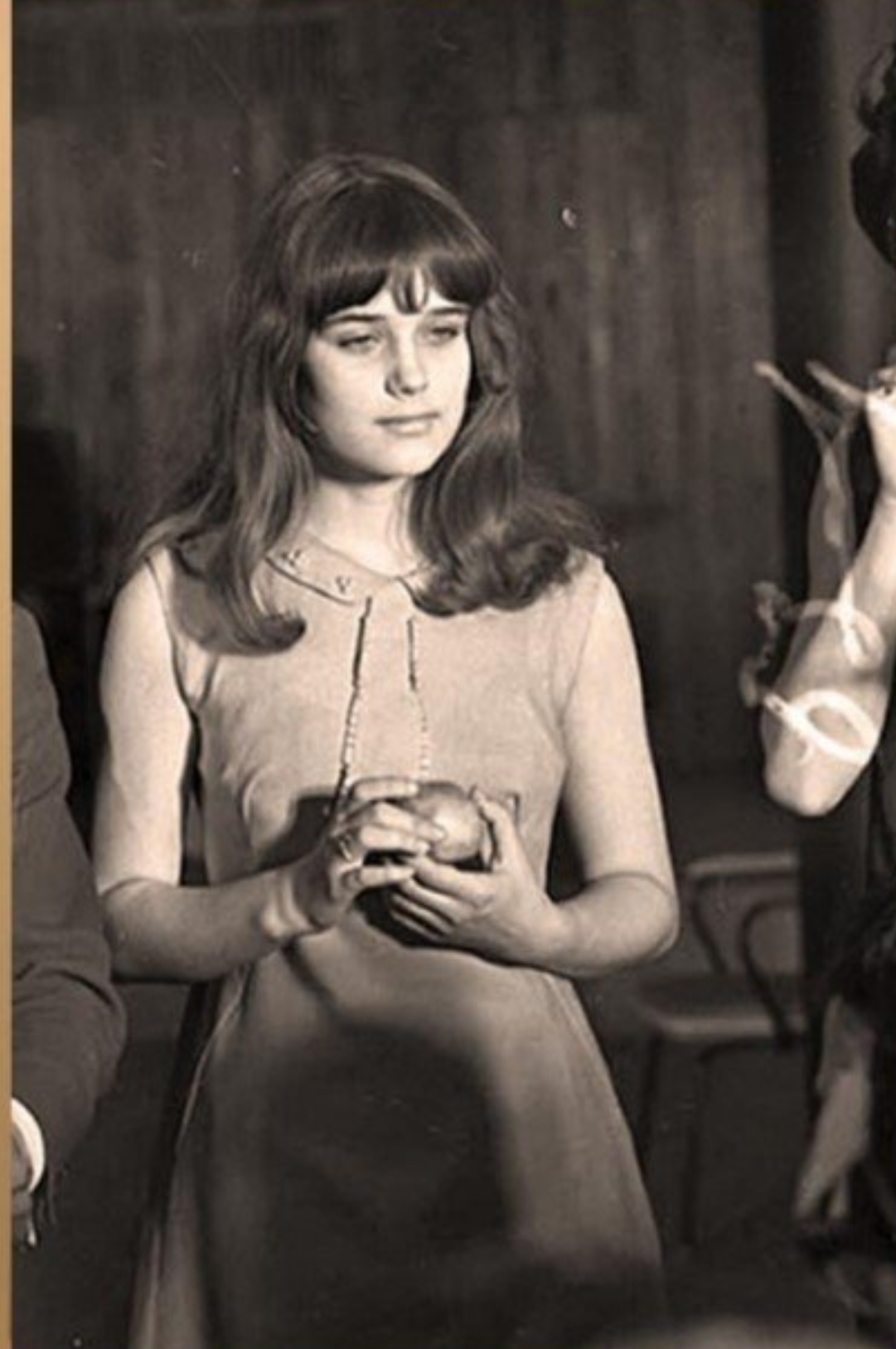 Десятикласница Ирина Алфёрова на конкурсе красоты Мисс Интеграл-68. 8 марта 1968 года, новосибирский Академгородок. Фото Владимира Давыдова.jpeg