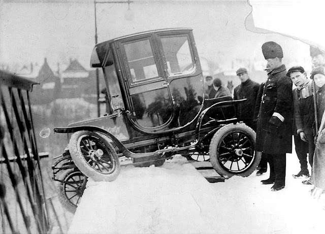Electric car accident at Glen Road Bridge, Toronto, 1912.jpg