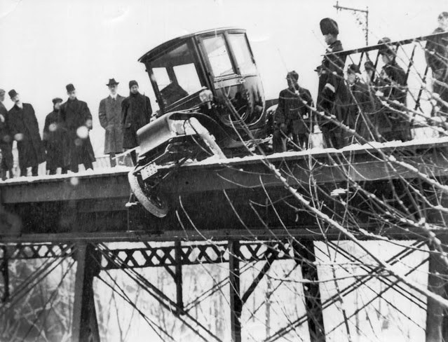 Crowd looking at electric automobile in accident on Glen Road Bridge, Toronto, 1912.jpg