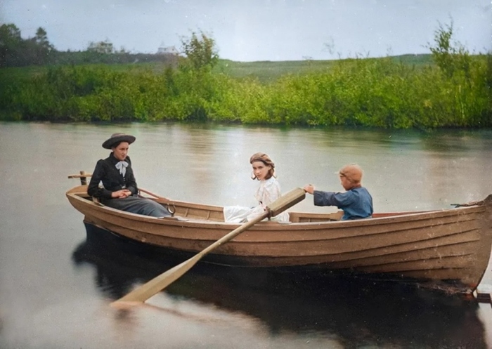 Тихая Клязьма. Пушкино, 1892 год. Вера, Августа и Павел Абрикосовы.jpg