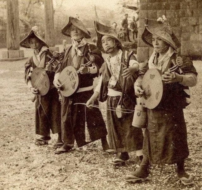 Странствующие музыканты. Япония, 1900.jpg