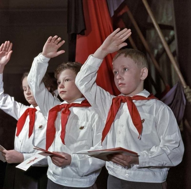 Юные ленинцы Алеша Пиляев и Игорь Усаков. Москва, Бальтерманц, 1961.jpg
