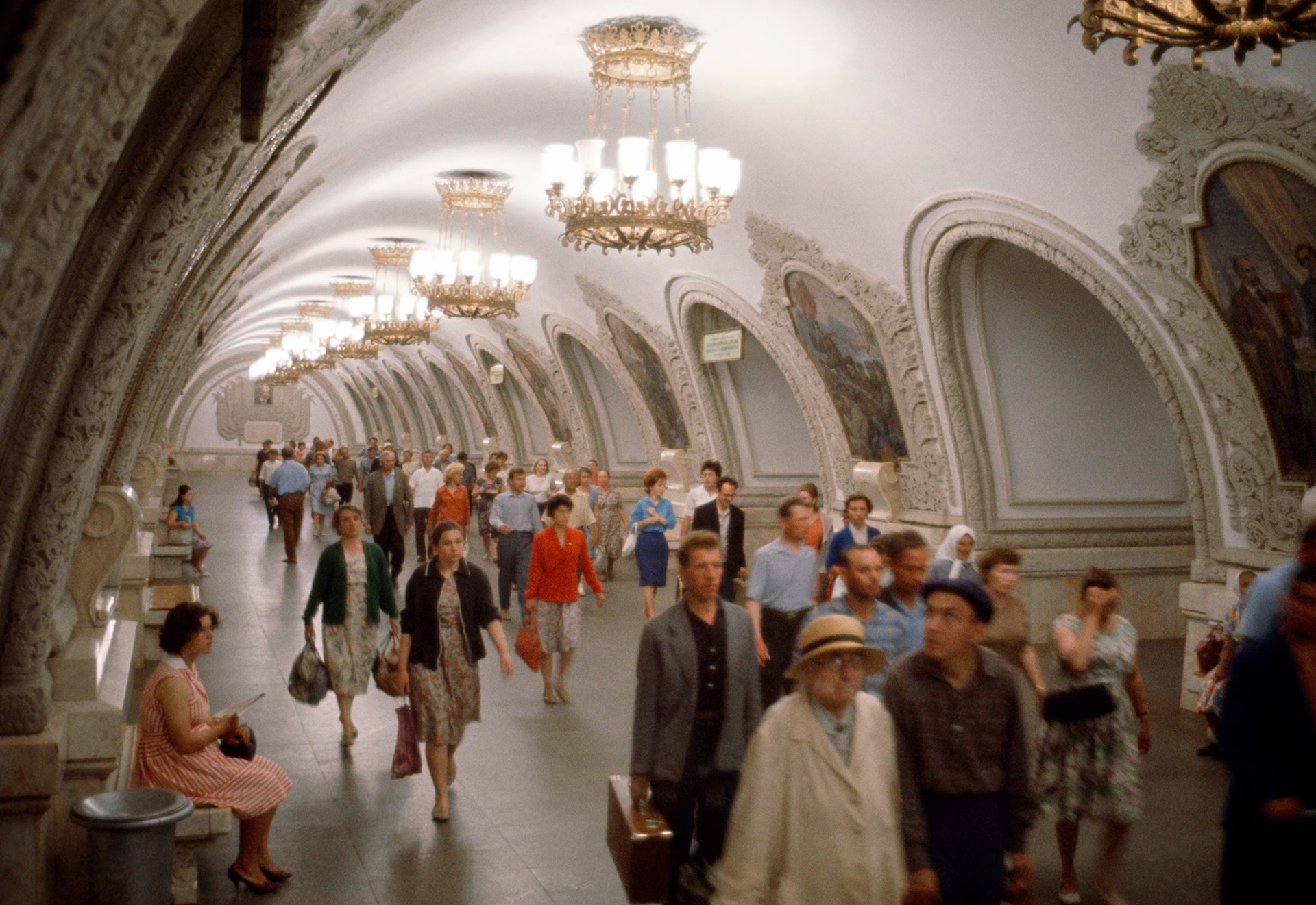 Moscow Metro station Kievskaya (1964) by Dean Conger.png