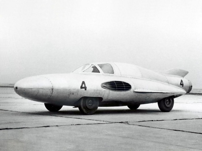 ГАЗ-СГ3 Стрела (1952−1954) - первый в мире автомобиль с турбореактивным двигателем.jpg