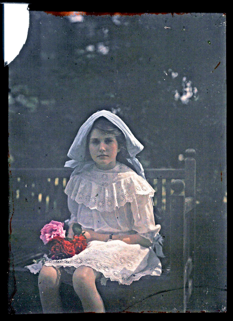 Girl with red roses, circa 1910s, autochrome.png