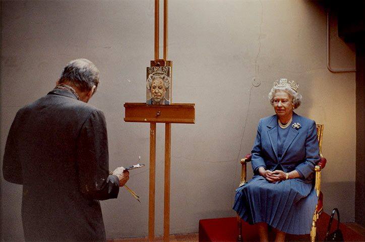 Lucian Freud painting the Queen of England, 2001. Photo by David Dawson.jpg