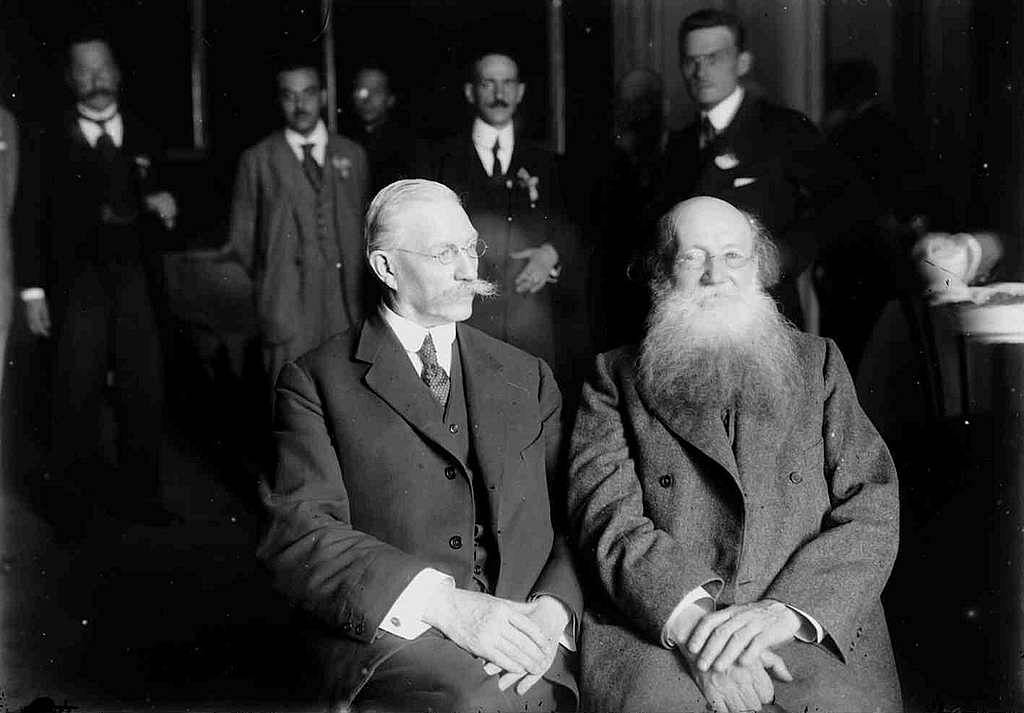 Участники Государственного совещания П. Н. Милюков и П. А. Кропоткин, Москва, авг. 1917.jpg