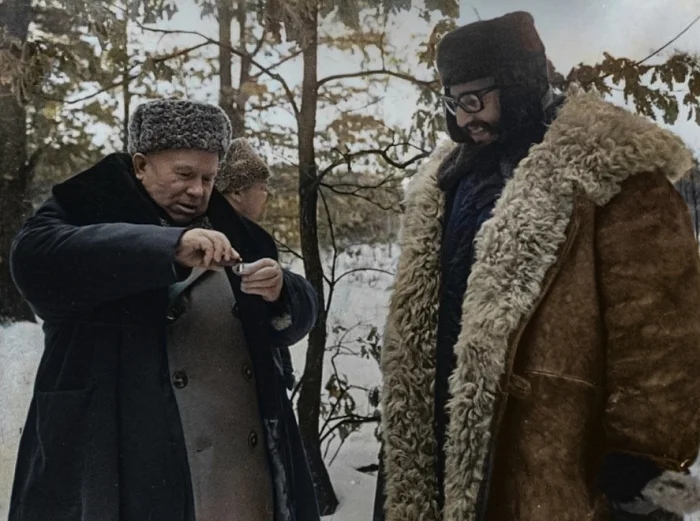 Никита Хрущев угощает Фиделя Кастро во время охоты, январь 1964 года.jpg