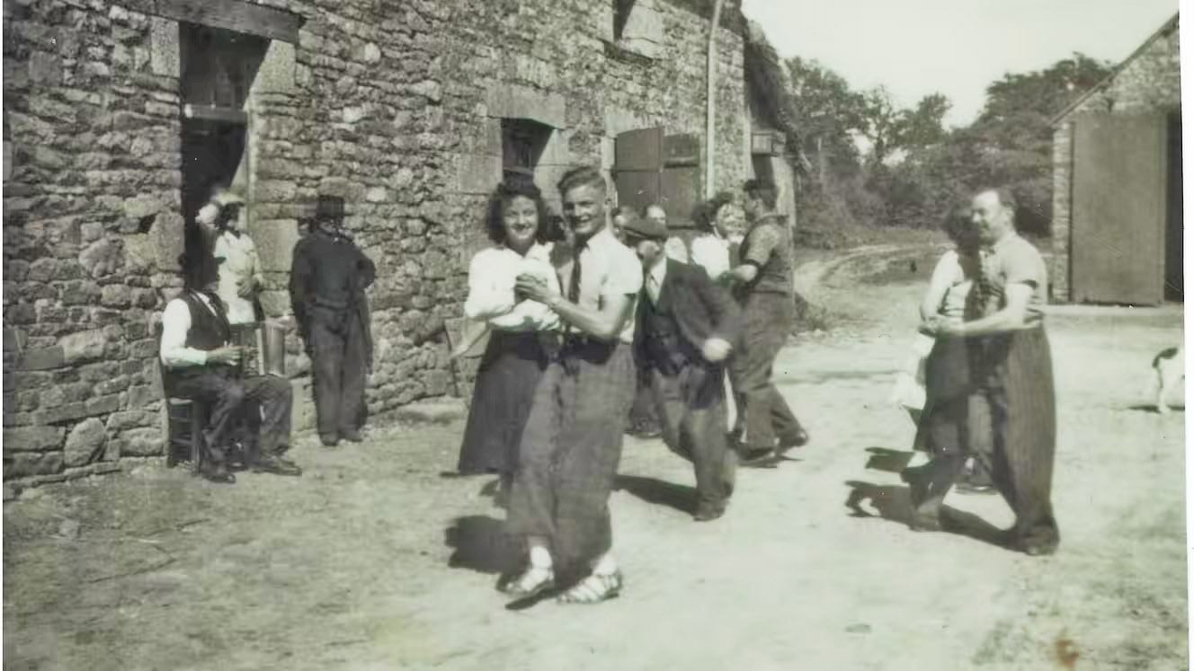 Бал на сельском дворе в Госне (Иль-и-Вилен) летом 1944 года (MUSEE DE LA RESISTANCE).jpg