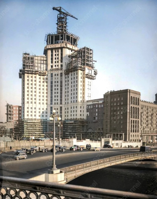 Строительство высотного здания на Котельнической набережной. Москва, 1950.jpg