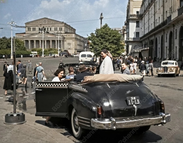 Маршрутное такси на площади Свердлова. Москва, 1955.jpg