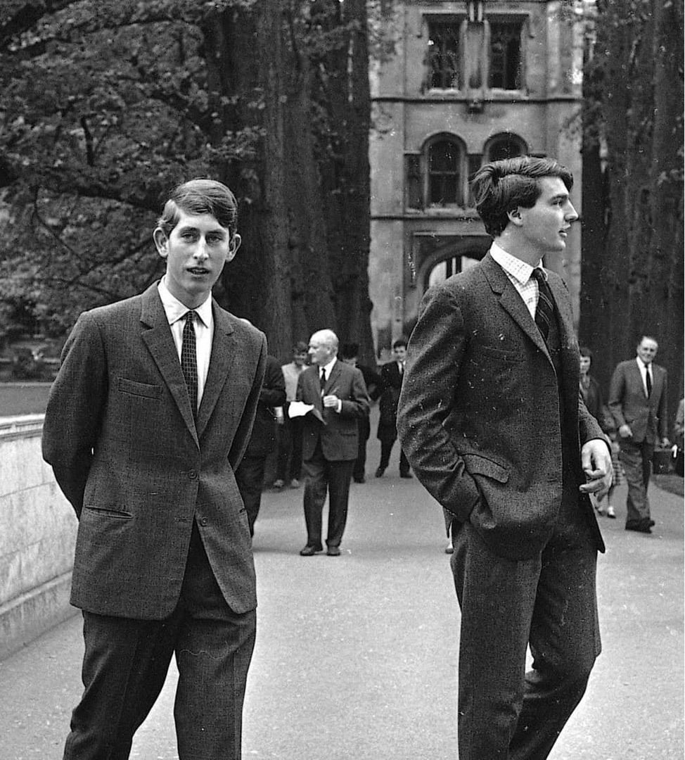 Принц Чарльз (ныне король Карл III) с телохранителем, 1967 год.jpg