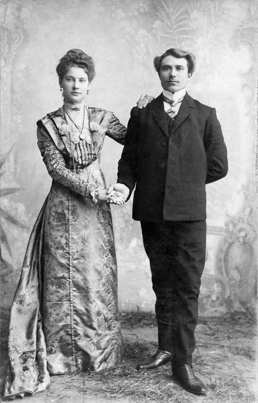 Свадебная фотография  Дмитрия Шаршукова и Марии Шапочкиной. Село Ижевское, 10 (23) февраля 1910 года. Фотография Ивана Филатова.jpg