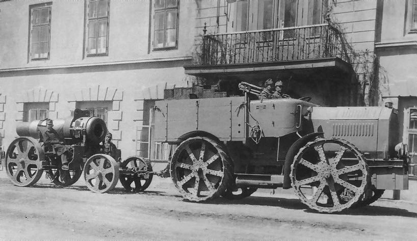 1914, транспортировка тягачом Skoda-Daimler 80 HP специального прицепа 305-мм гаубицы.jpg