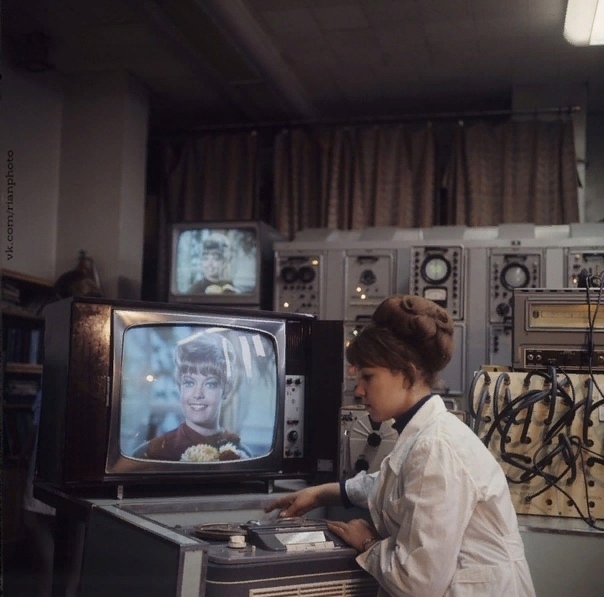 3 сентября 1970 - Александровский радиозавод (ПО Рекорд) - Контролер отдела технического контроля (ОТК) проводит проверку на испытательном стенде - Фото Михаил Кухтарев.jpg