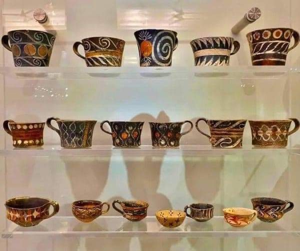 Минойские керамические кружки для питья вина (2200–1900 гг. до н. э.).jpg
