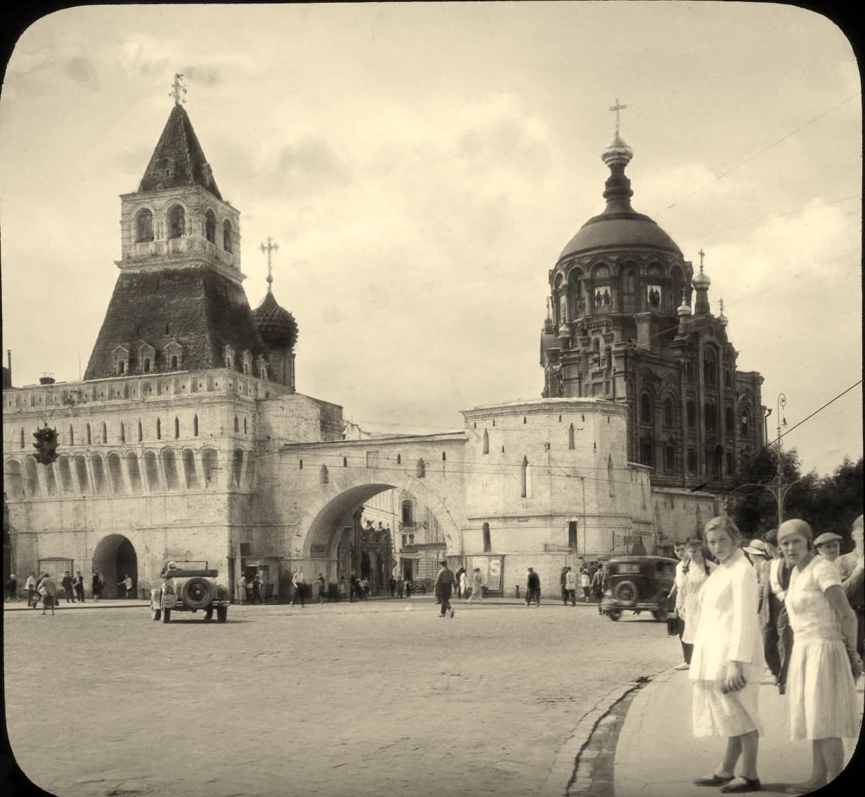 Владимирские ворота на Лубянской площади, 1930-1931. Фотограф - Брэнсон ДеКу.jpg