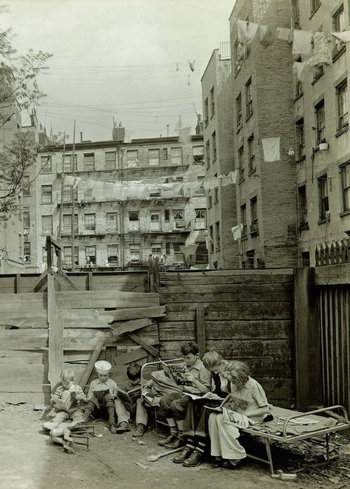 New York City tenement 1943.jpg