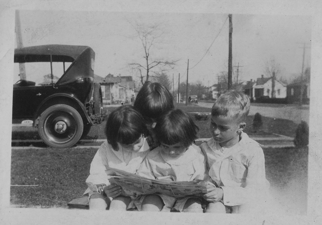 reading the funnies, mississippi 1920s.jpg